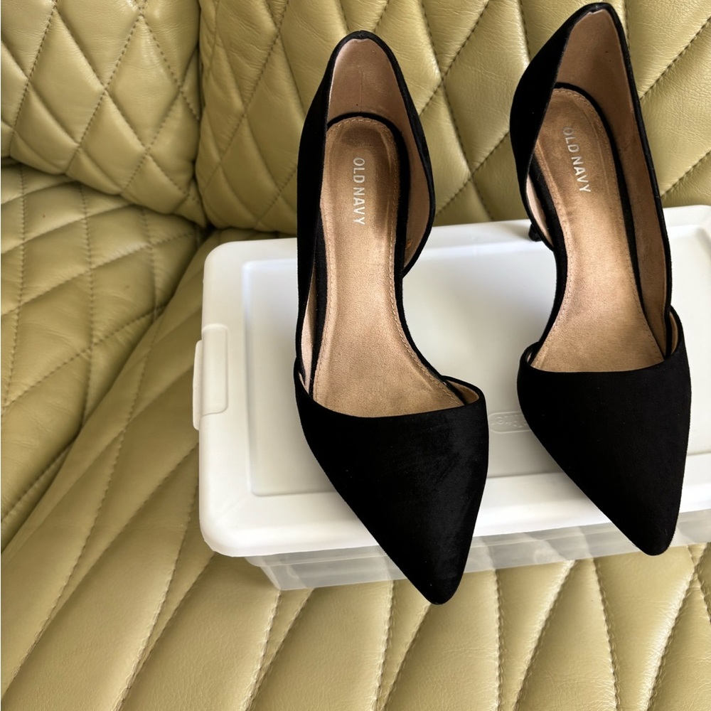 Old Navy Ladies Pumps - Black Suede - Size 7 - worn one on a cruise! - Picture 3 of 3